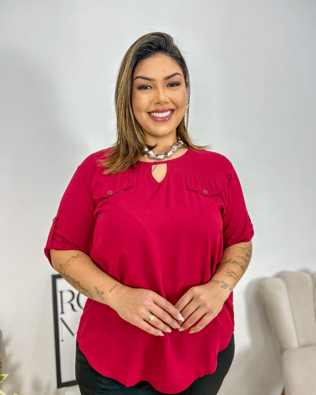 Revendedora Romanza com look carmim