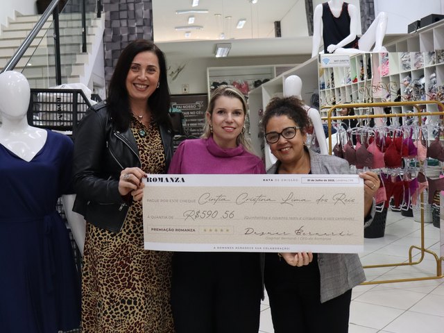 Cíntia recebendo o cheque de premiação da Romanza