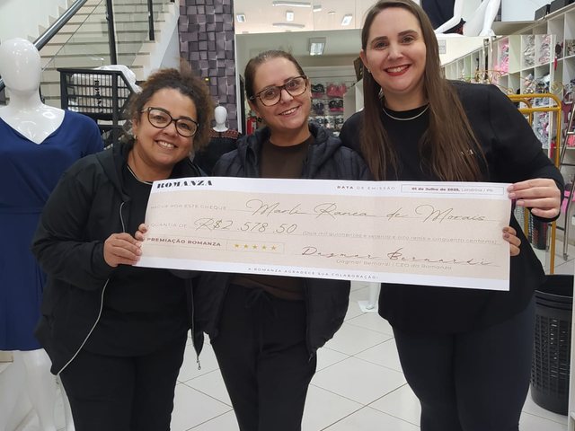 Marli recebendo a premiação da Romanza