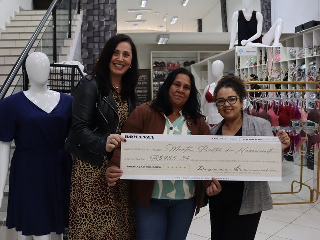Marta recebendo o cheque de premiação da Romanza