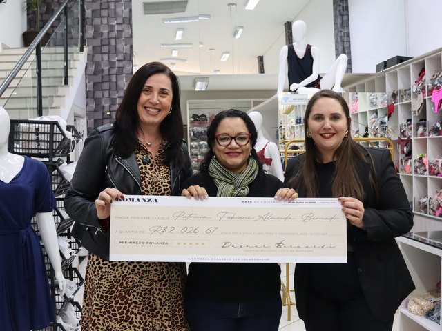 Patrícia recebendo o cheque de premiação da Romanza