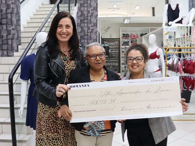 Vita recebendo o cheque de premiação da Romanza